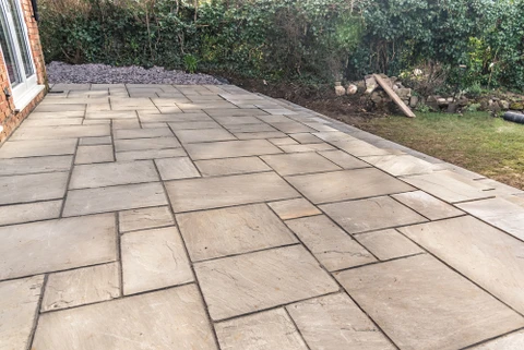 Intérieur en cours de rénovation, artisan carreleur installant du carrelage imitation bois sur chape béton