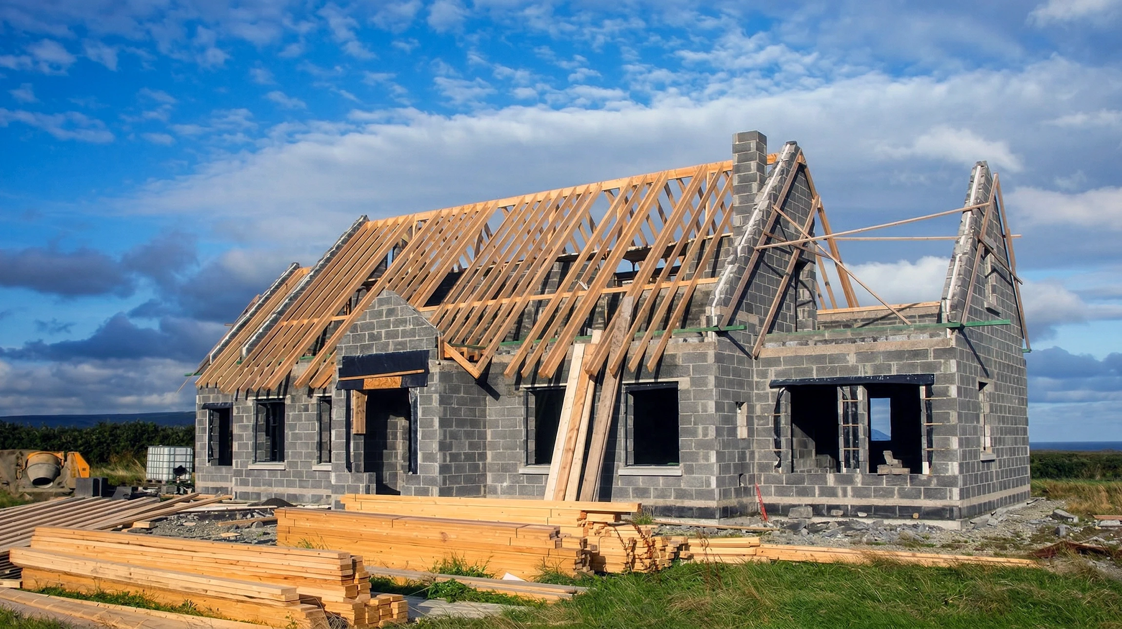 Chantier de construction résidentielle en cours, maison individuelle à étage en phase de gros œuvre