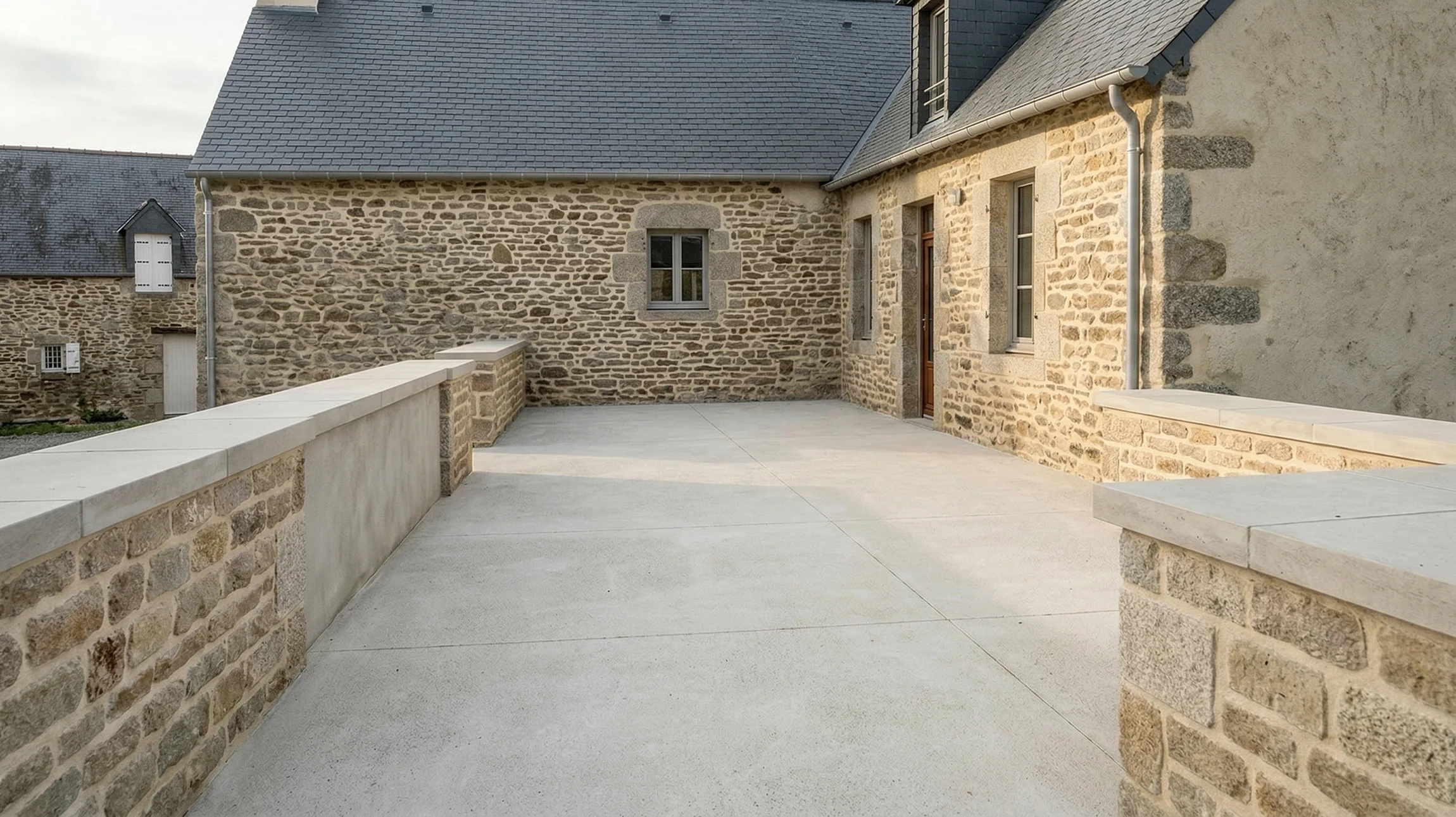 Chantier de construction extérieur d'un bâtiment résidentiel en cours d'édification