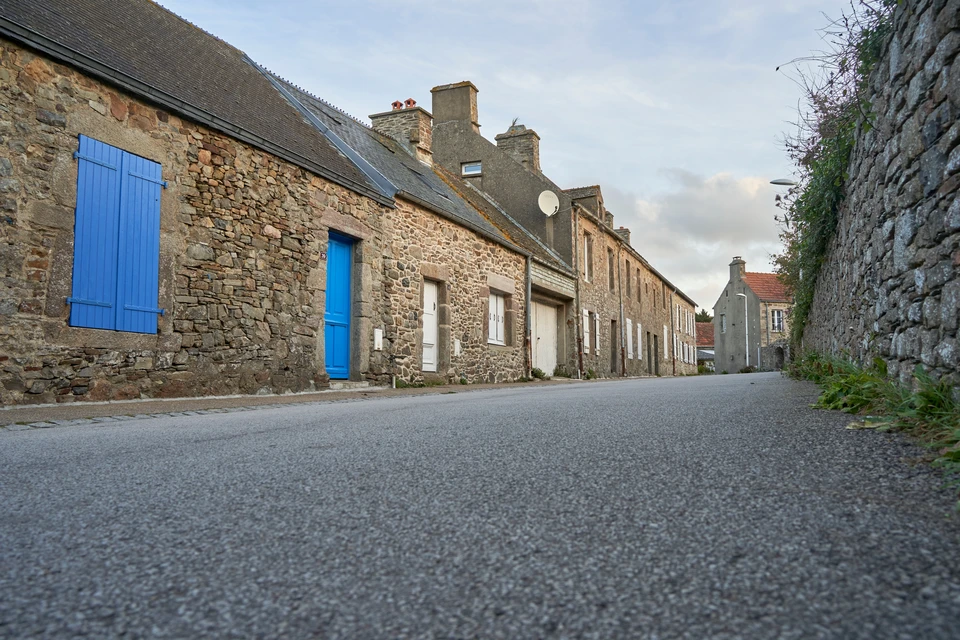 Chantier de construction r&eacute;sidentielle avec maisons individuelles en cours d'&eacute;dification